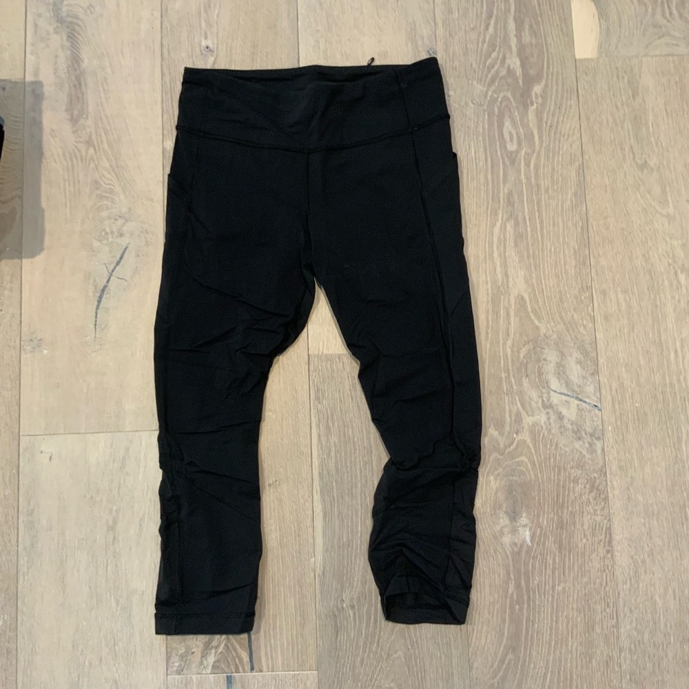 Lululemon black 3/4 leggings with side pockets